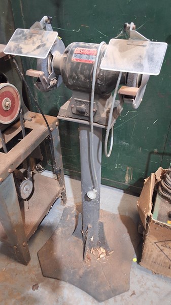 Lot 276 - BENCH GRINDER