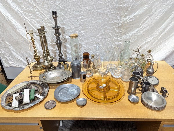 Lot 1509 - GLASS AND METALWARES