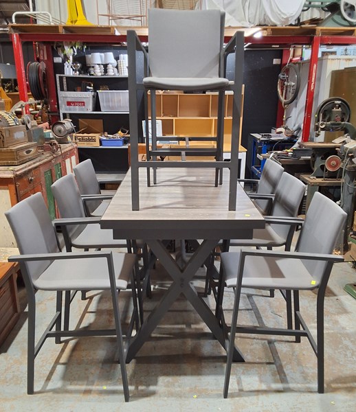 Lot 304 - OUTDOOR SUITE