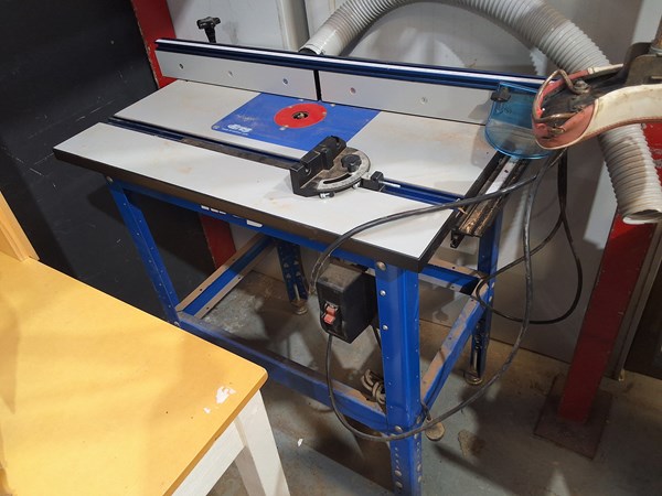 Lot 280 - ROUTER TABLE