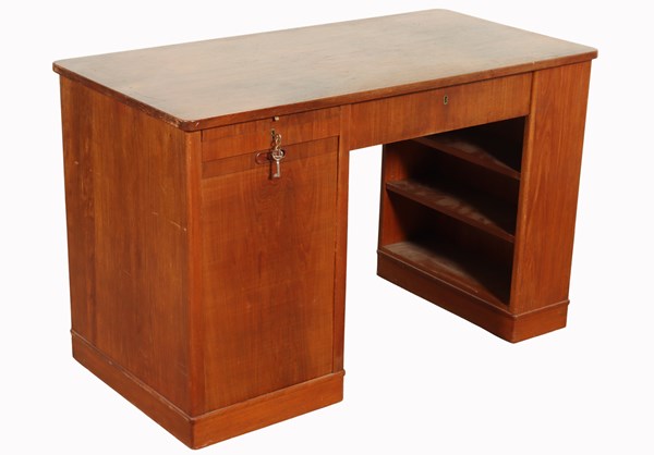 Lot 162 - KNEEHOLE DESK