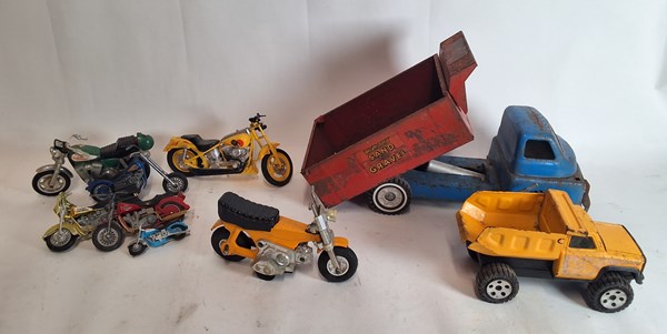 Lot 1427 - TRUCKS & BIKES