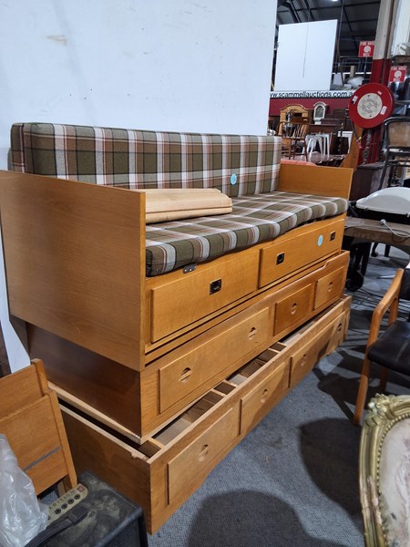 Lot 347 - DAY BEDS