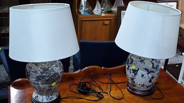 Lot 135 - TABLE LAMPS