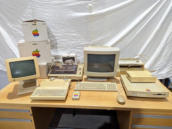 Lot 367 - APPLE COMPUTERS