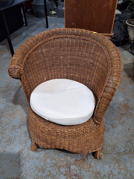 Lot 472 - ARMCHAIR