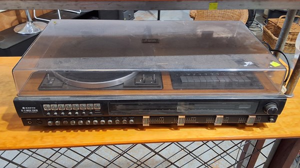 Lot 481 - MUSIC CENTRE