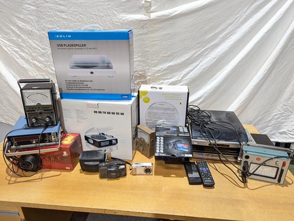 Lot 400 - ELECTRICALS