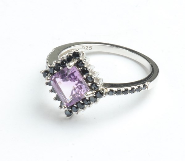 Lot 1029 - SILVER RING