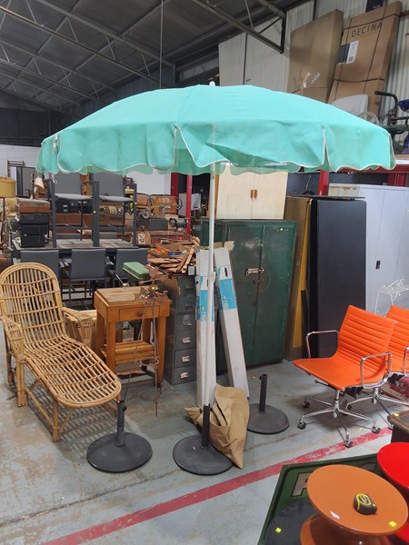 Lot 530 - BEACH UMBRELLA
