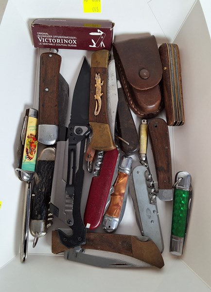 Lot 1240 - POCKET KNIVES
