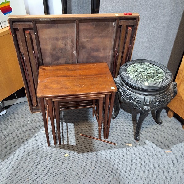 Lot 550 - TABLES