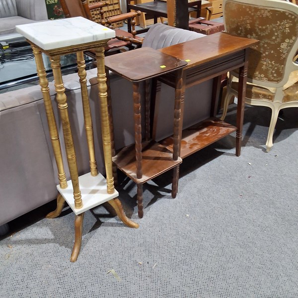 Lot 548 - TABLES