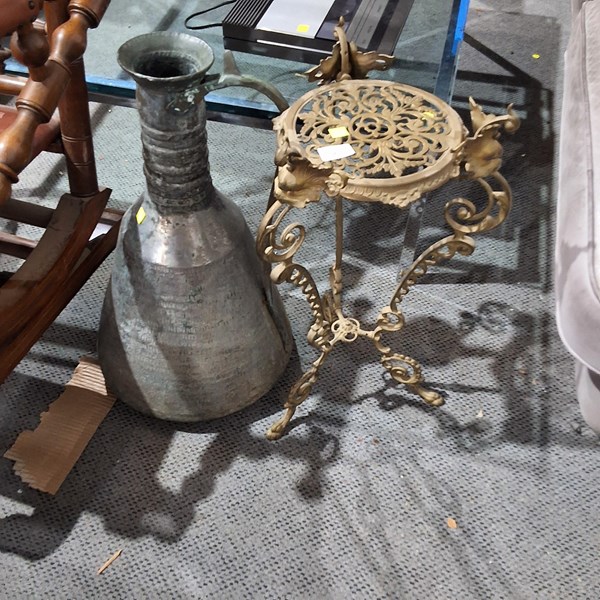 Lot 363 - POT AND STAND