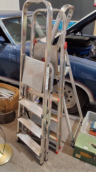 Lot 552 - LADDERS