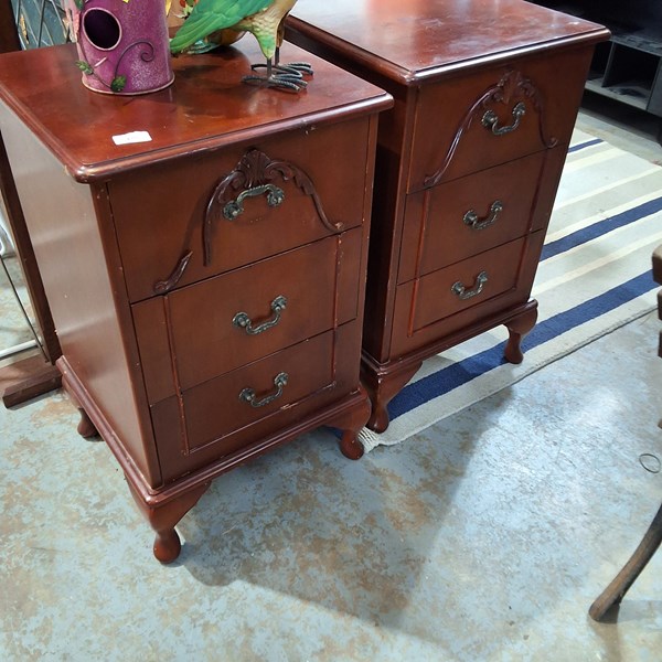 Lot 475 - BEDSIDES