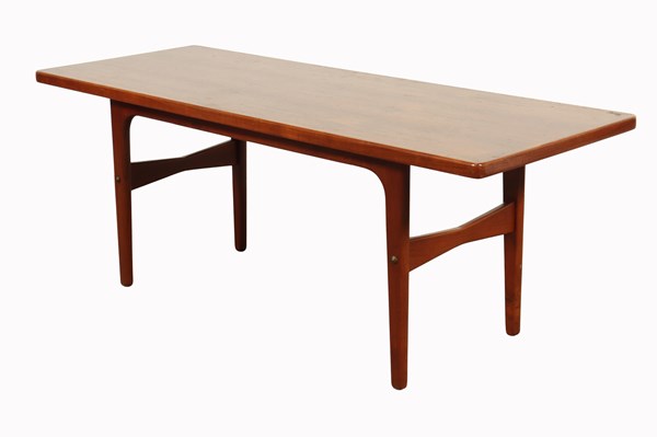 Lot 111 - LOUNGE TABLE