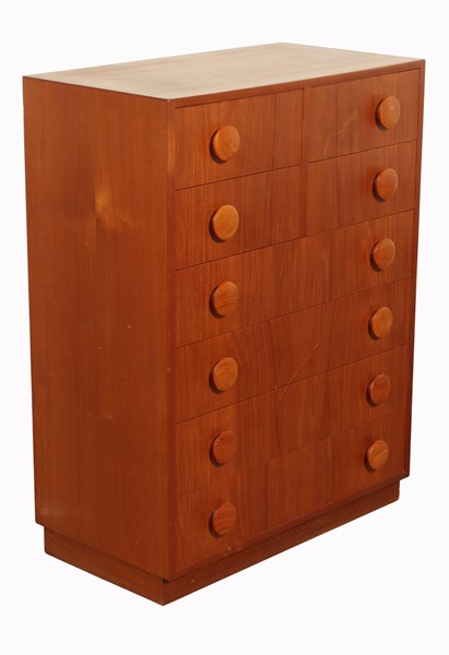 Lot 131 - CHEST OF DRAWERS