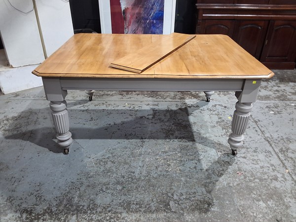 Lot 162 - DINING TABLE