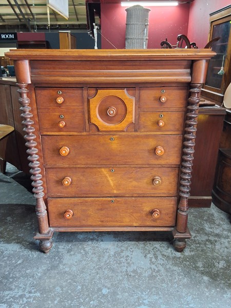 Lot 34 - CHEST OF DRAWERS