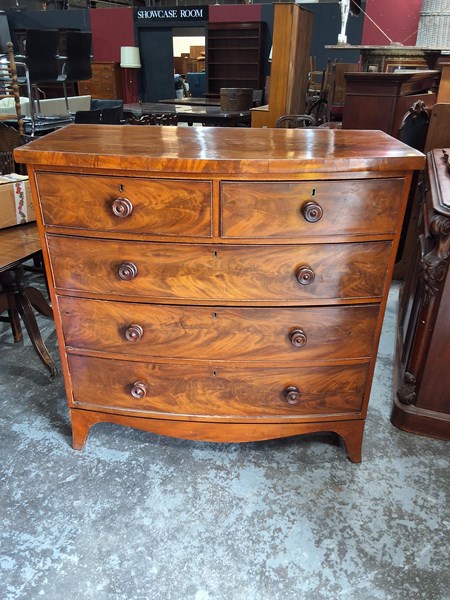 Lot 17 - CHEST OF DRAWERS