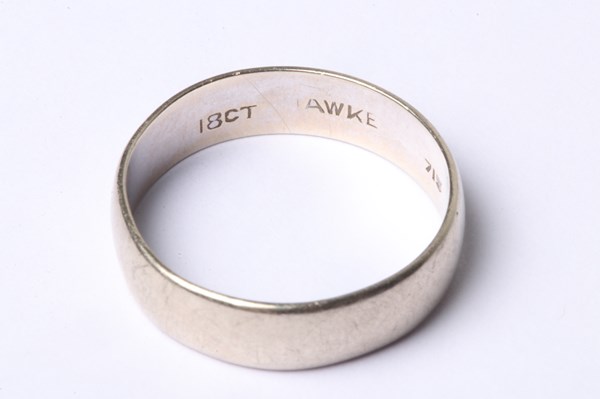 Lot 1029 - 18ct gold band size 8, 3.95g