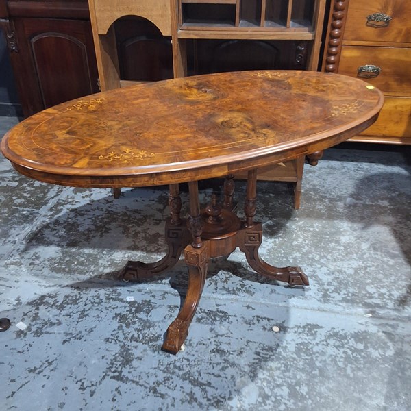 Lot 38 - LOO TABLE