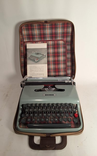 Lot 1274 - TRAVEL TYPEWRITER