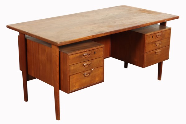 Lot 1 - FM60 TEAK DESK