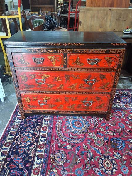 Lot 29 - CHEST OF DRAWERS