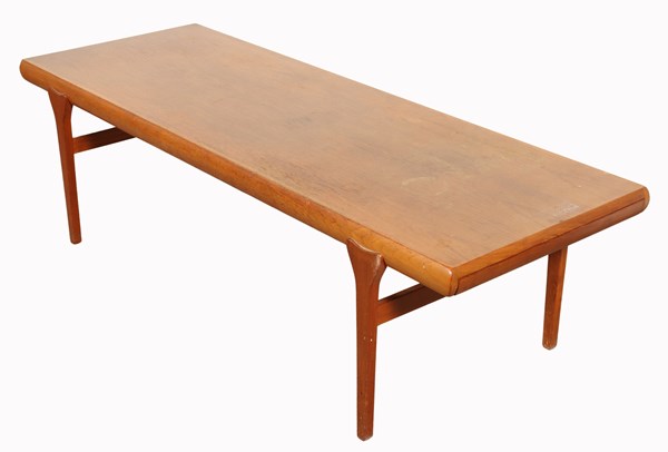 Lot 115 - LOUNGE TABLE