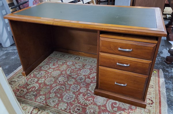 Lot 9 - EXECUTIVE DESK