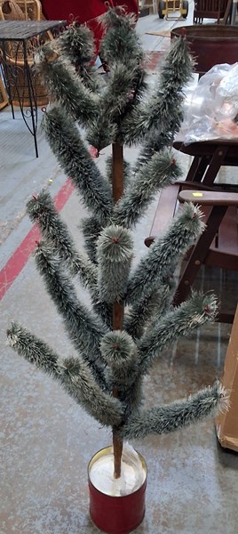 Lot 37 - CHRISTMAS TREE