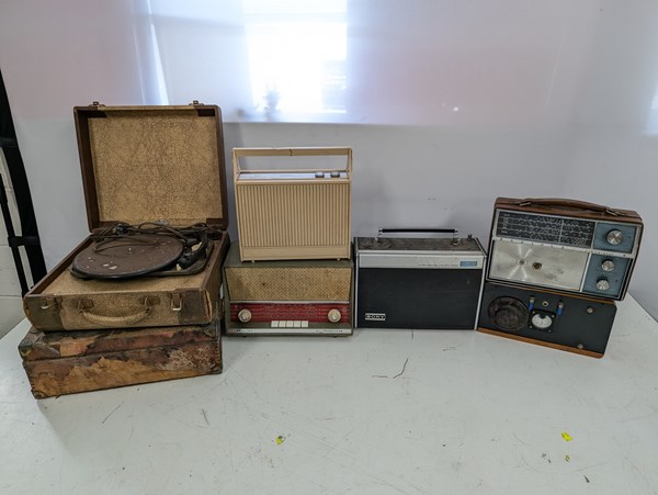 Lot 285 - RADIOS AND TURNTABLES