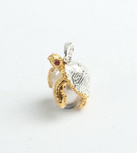 Lot 1035 - SILVER PENDANT