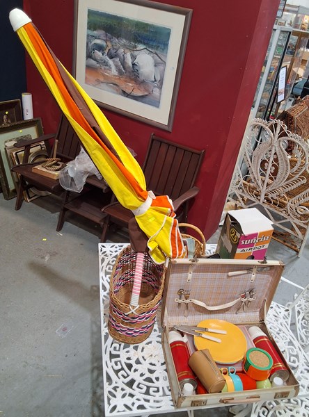 Lot 222 - PICNIC WARE