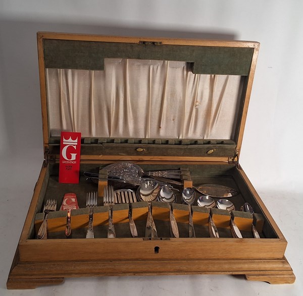 Lot 1281 - CUTLERY CANTEEN