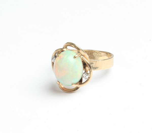 Lot 1005 - GOLD RING