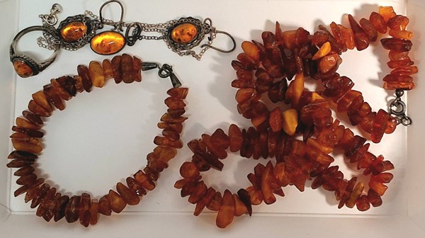 Lot 1052 - AMBER JEWELLERY