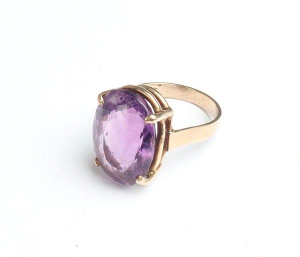 Lot 1022 - GOLD RING