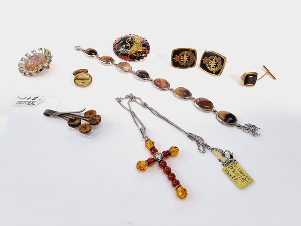 Lot 1033 - JEWELLERY