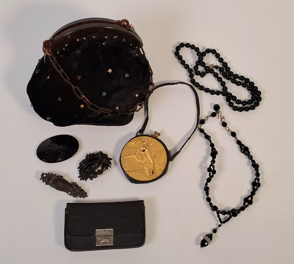 Lot 1023 - LADIES REQUISITES