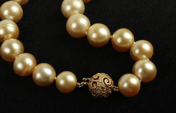 Lot 1106 - PEARL NECKLACE