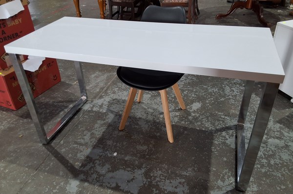 Lot 121 - DESK AND CHAIR