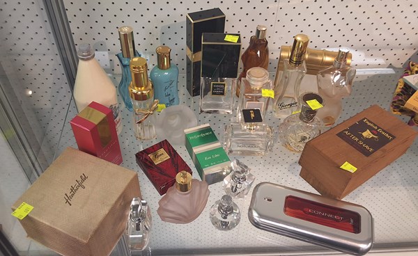 Lot 1261 - PERFUME BOTTLES