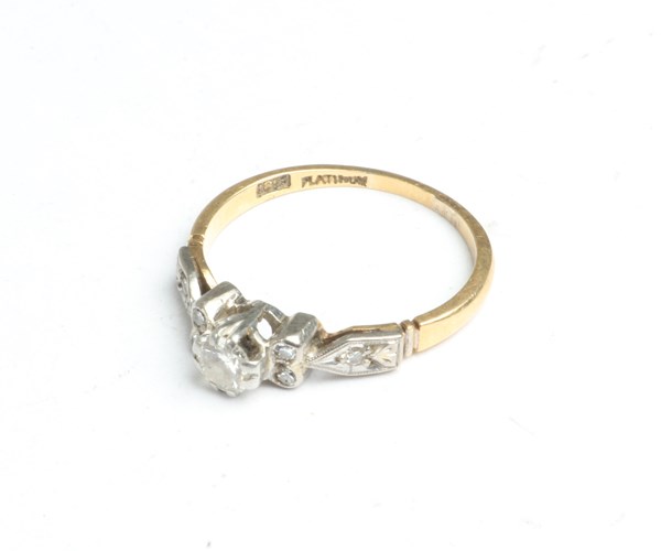 Lot 1108 - DIAMOND RING