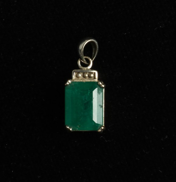 Lot 1072 - EMERALD PENDANT