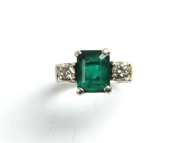 Lot 1019 - EMERALD & DIAMOND RING
