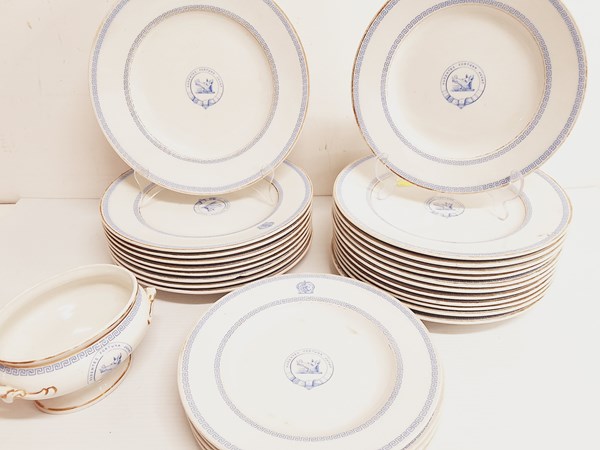 Lot 1185 - DINNERWARE