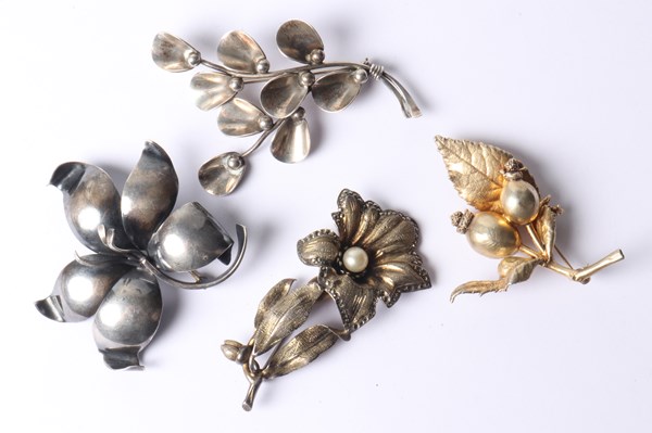 Lot 1045 - BROOCHES